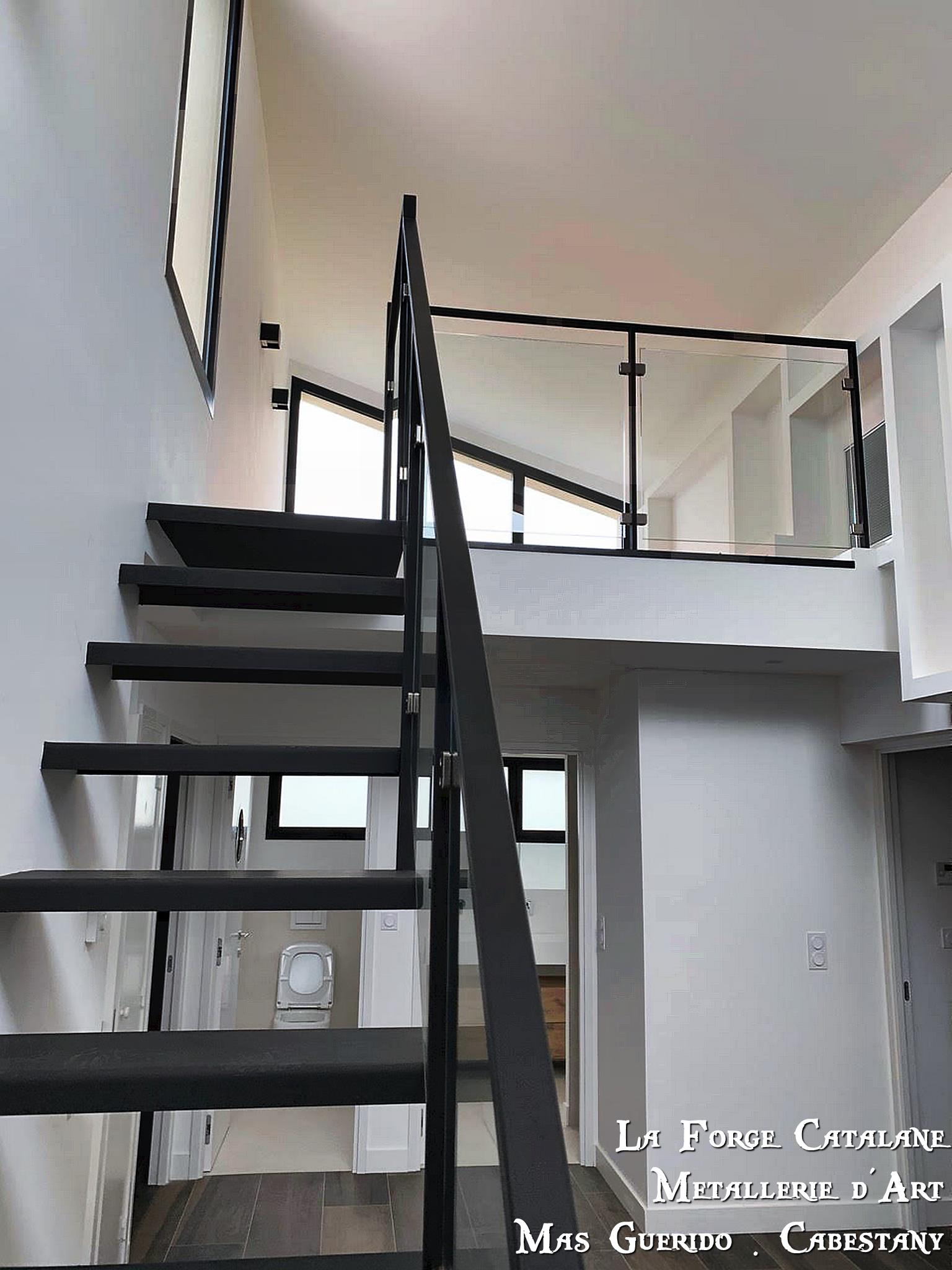 escalier marches tole pliee rampant  ossature fer remplissage verres forge catalane.jpg